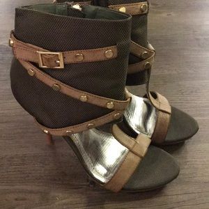 Anne Michelle 6.5 green beige sandal